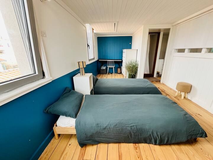 Chambre bleue : 2 lits de 80cm ou 1 lit en 160cm