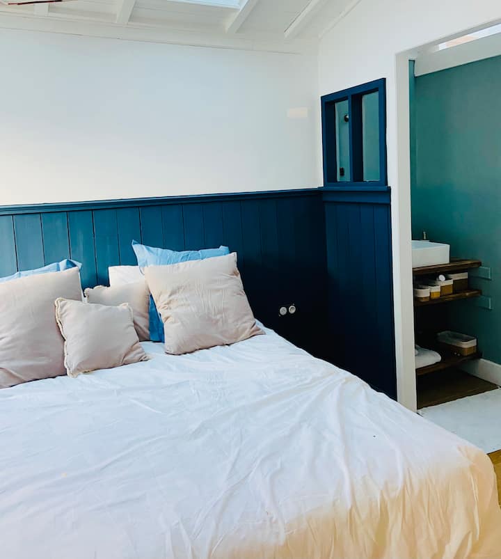 Chambre parentale : 1 lit en 160 cm avec sa salle d’eau type cabane et ses velux vers le ciel …