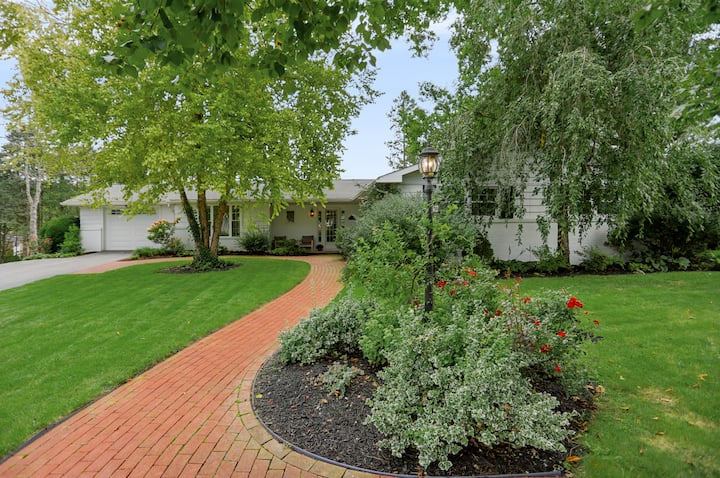 *New! Cozy Downtown Bungalow - State College, PA