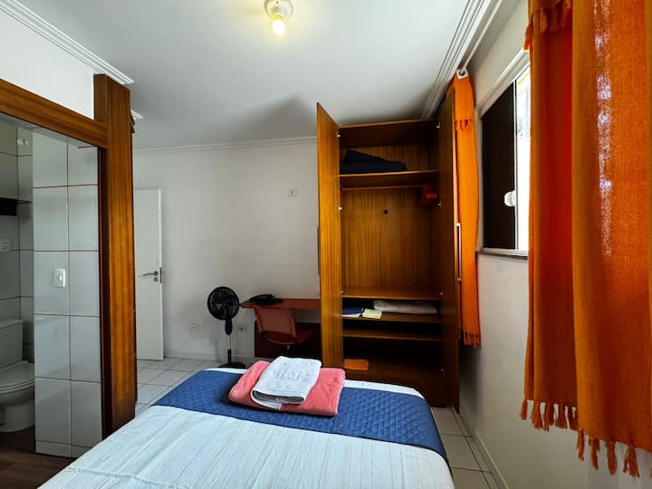 Jastëkë shtesë, batanije shtesë, peshqir banje, varëse rrobash.