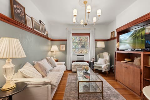 Successful Airbnb property: Victorian condo in Cap Hill - live like a local! in Cheesman Park