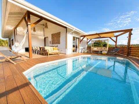 With family or friends - 4-bedroom villa facing the sea