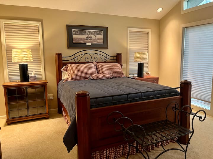 Hiki ndicho chumba kikuu cha kulala kilicho kwenye ghorofa ya kwanza, nje kidogo ya ukumbi wa jikoni. Ina godoro la kifahari na mito minne. 
Madirisha yanaangalia kwenye sitaha ya papo hapo na kisha kuteremka kwa upole kuelekea ziwani. 