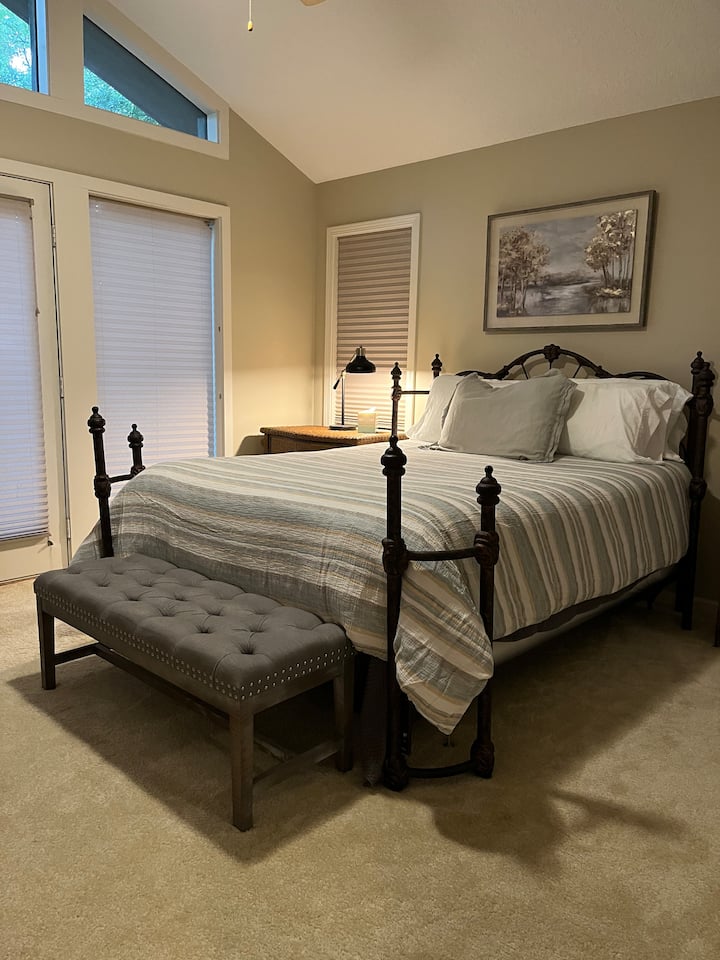 Hiki ni chumba cha kulala cha 2 cha malkia kwenye ghorofa ya kwanza. Mito minne ya kitanda imetolewa.  Chumba hiki cha kulala kina bafu lake la kujitegemea. lenye bafu maradufu, beseni la kuogea/bafu, mashine ya kukausha nywele, seti kamili ya mashuka ya kuogea, karatasi ya choo. Mlango unaelekea kwenye sitaha ya juu. 