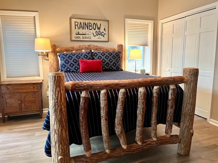 Hiki ni chumba cha tatu cha kulala cha malkia kilicho chini ya ghorofa. Mbali na kabati, lina kifua kidogo cha upande na kabati la kati la kuhifadhia. Ina bafu lake la kujitegemea lenye bafu pekee. Kikausha nywele, karatasi ya choo na mashuka ya kuogea yanatolewa. 