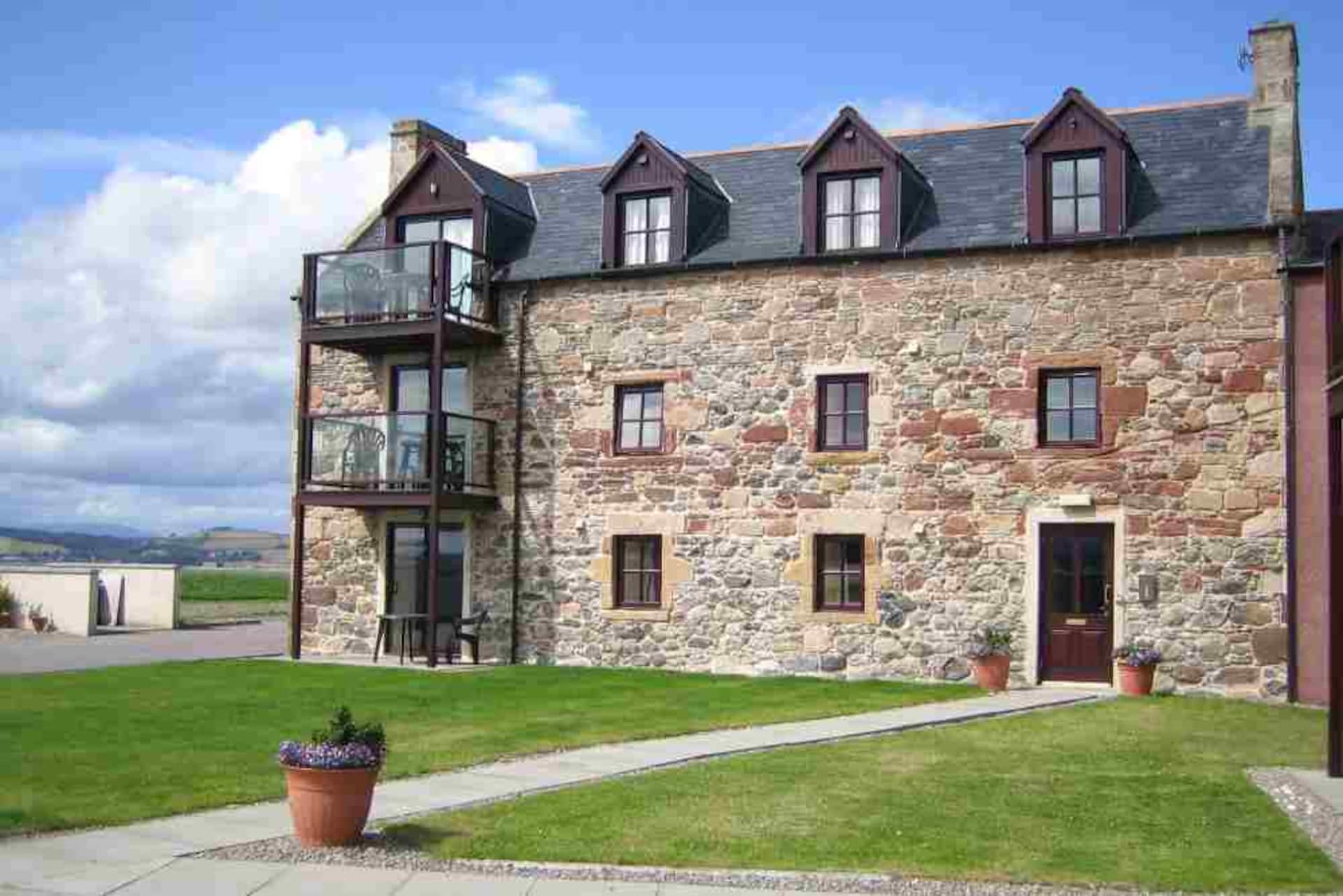 2 bedroom apartment with breathtaking views right on the beach near Inverness — photo 2