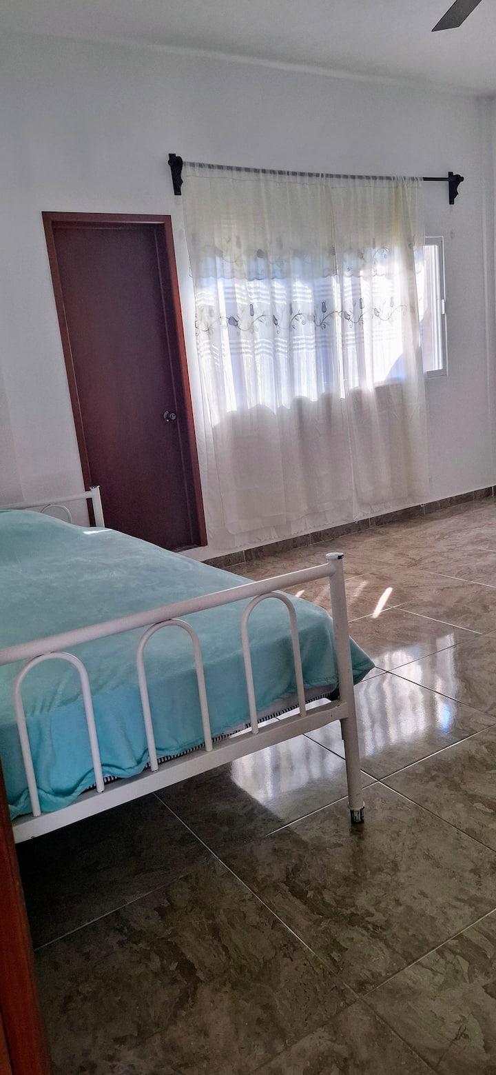 Camera da letto al 1 ° piano. Dispone di un letto matrimoniale e di un letto singolo.  Ventilatore a soffitto con telecomando. Bagno completo completamente privato. 