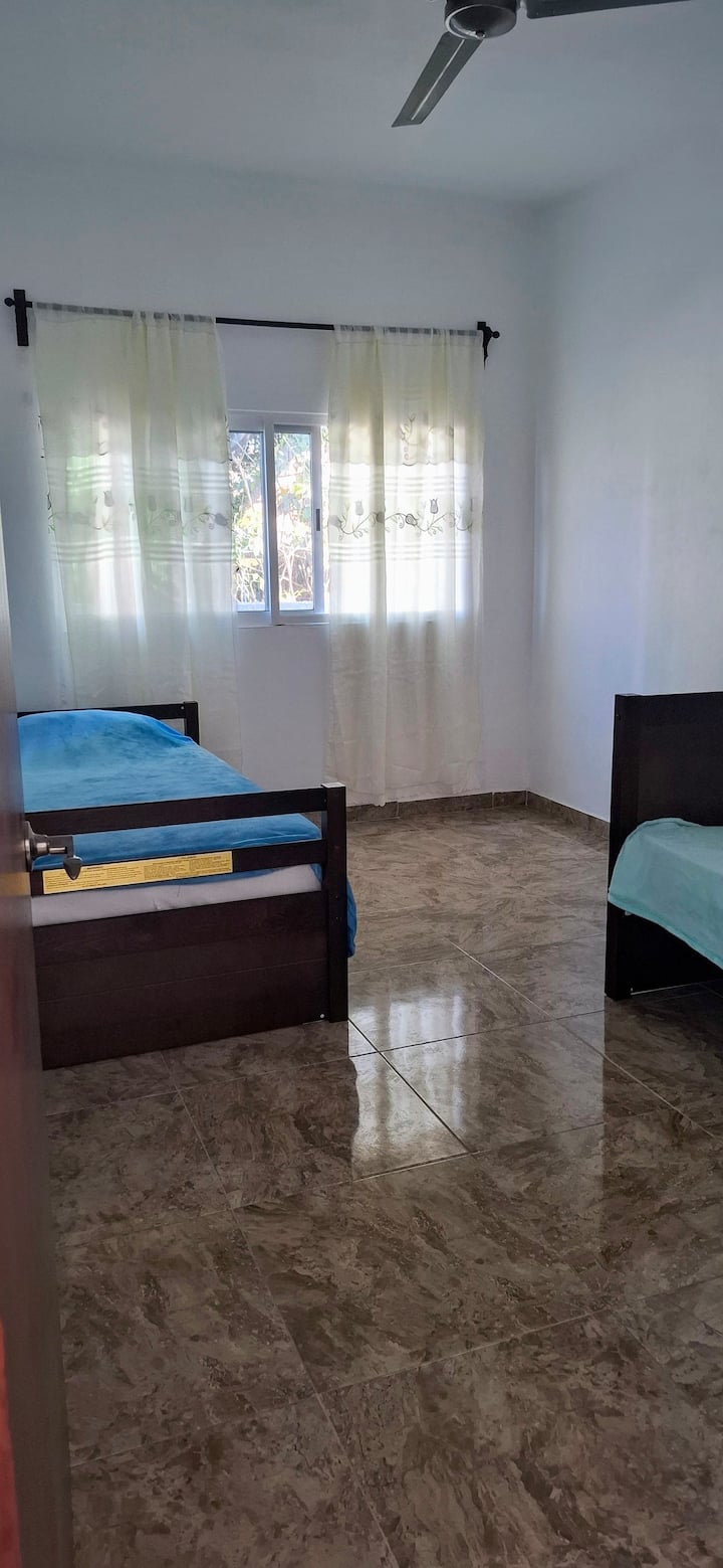 È al 1° piano. Dispone di 2 letti singoli.  Ventilatore a soffitto. Nessun bagno privato, ma a pochi passi.