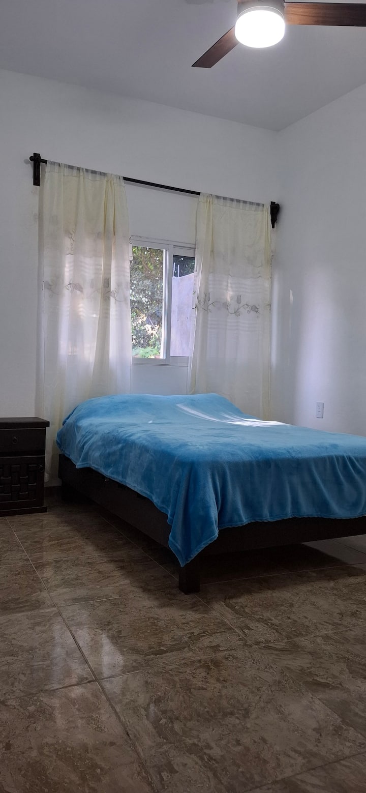 Camera da letto al 1 ° piano. Ha un letto queen size.  Ventilatore a soffitto con telecomando. Bagno completo indipendente.