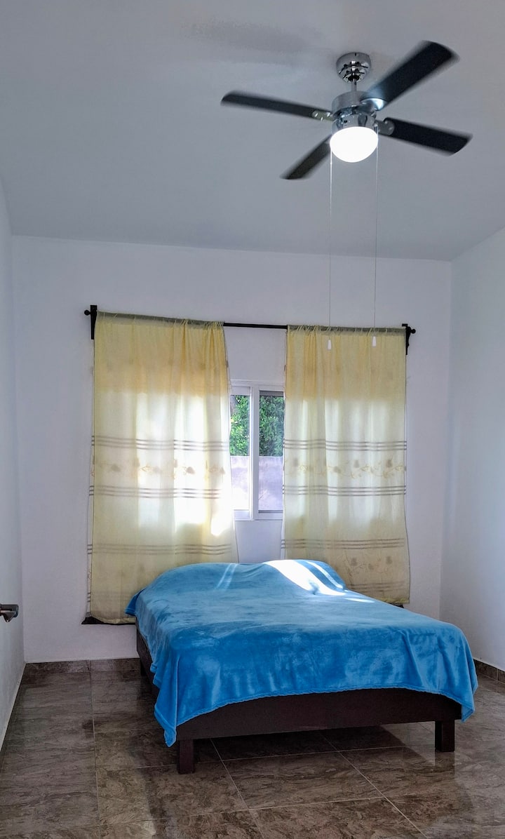 Dispone di un letto queen size.  Si trova al primo piano.  Ventilatore a soffitto. Non dispone di bagno privato, ma ce n'è uno a pochi passi. 