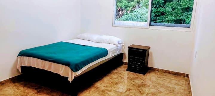 Un letto matrimoniale e un letto singolo.  Da quanto ho trovato nel PB, non ha un bagno privato ma ce n'è uno condiviso sul lato. 