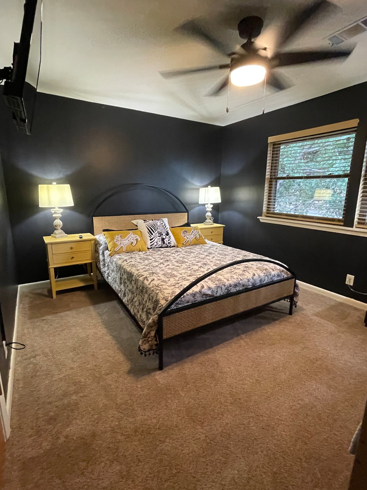 Брачен кревет (широк 150-179 см) во апартман 2 