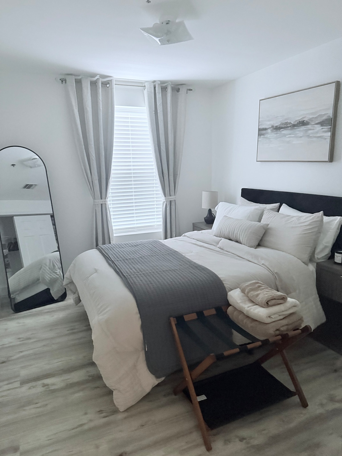 Iznimno udobna soba, potpuno opremljena svime što vam je potrebno za udobnost, kvalitetu i opuštanje, osiguravajući miran i spokojan san tijekom cijele noći.
