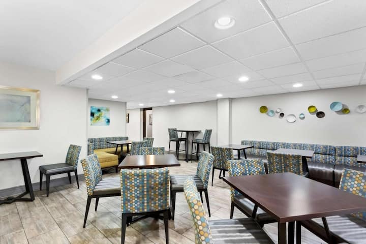 Convenient I-88 Access And Free Breakfast -2 Units - Naperville, IL