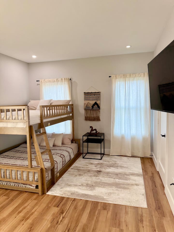 Საძინებელი № 3 
Სრული ორსართულიანი საწოლი, 50"-იანი სმარტ-ტელევიზორი და სათამაშოები! 