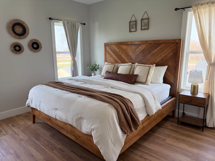 Საძინებელი № 2 
Საწოლი დიდი ზომის, 65"-იანი სმარტ-ტელევიზორი 