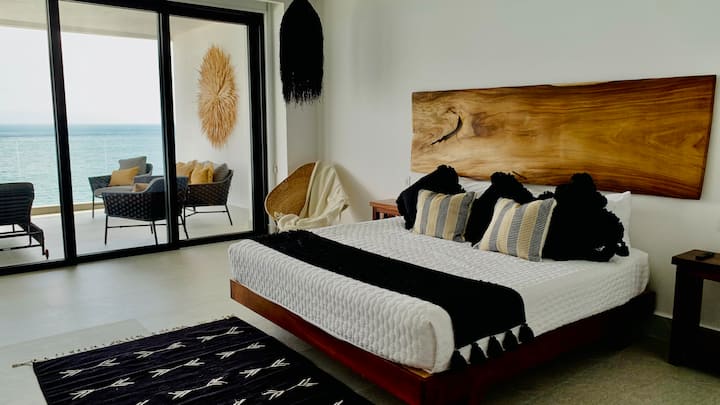  Спектакуларен поглед на океанот од брачниот кревет со супер удобен душек и висококвалитетни чаршафи. Собата има паметен телевизор, клима уред и модерен декор. Разбудете се со звукот на брановите и морскиот ветер.