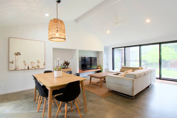 Poolside Paradise | Walk to Dicky Beach & Cafés gallery image 4