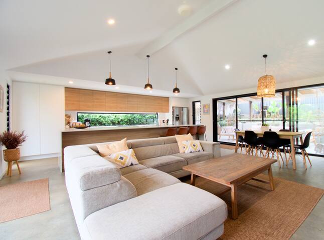 Poolside Paradise | Walk to Dicky Beach & Cafés