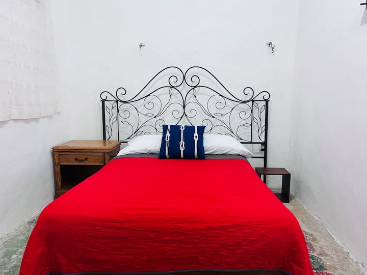 Dhomë gjumi me krevat dopio, kondicioner, ventilator tavani, hapësirë për varjen e rrobave, pasqyrë e plotë e trupit.