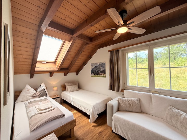 2 nuevas camas individuales con cómodo colchón, cada una de 90 x 200 cm - cama individual; ventilador de techo, gran armario empotrado, sofá y cómodas. Dormitorio con vista al campo