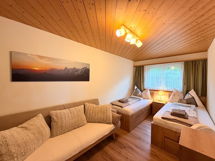 Dormitorio en la planta baja: 2 camas individuales nuevas con somier de rejilla ajustable y colchones nuevos, 90 x 200 cm - 2 camas individuales, ventilador de pie, armario, sofá (plegable como sofá cama) - ubicación tranquila - callejón sin salida, mosquitera