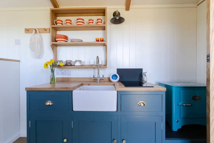 Viola Luxury Ensuite Shepherds Hut, Estuary Views - Polzeath Beach