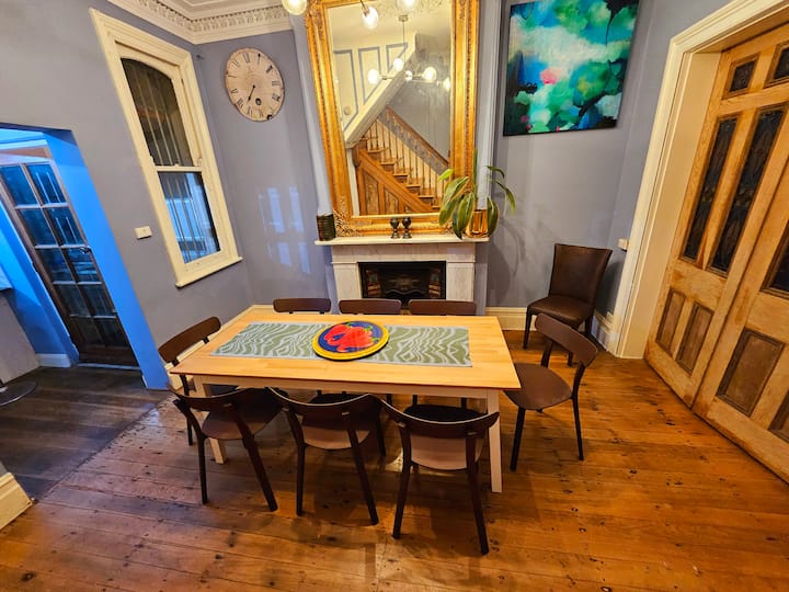 Darlington: Classic 4 Bdr House - Sydney
