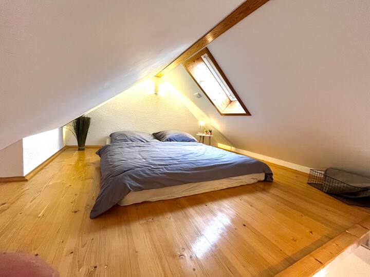 Soppalco aperto con materasso a pavimento 1,60 x 2,00m. Dalla camera da letto accessibile tramite una scala.