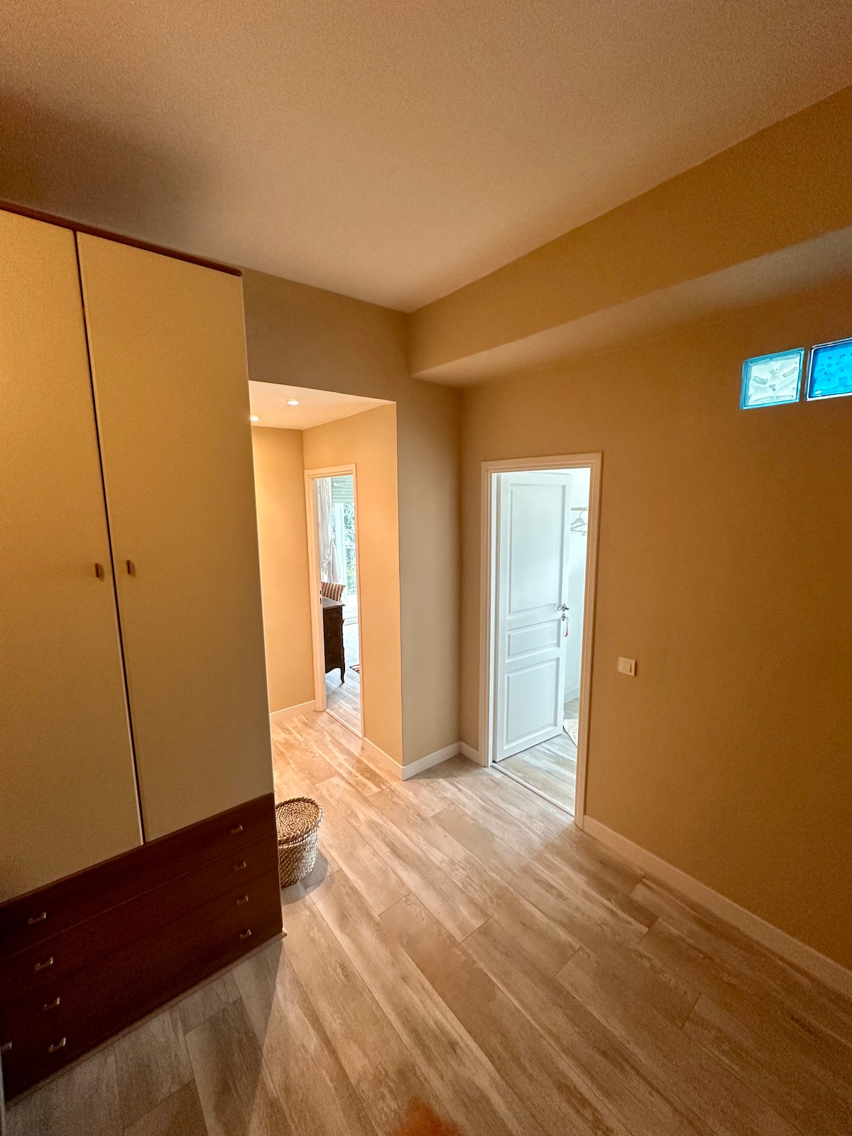 Атриумни стаи с 
Маса и столове 
Книжарница 
Бюро за туристическа информация 