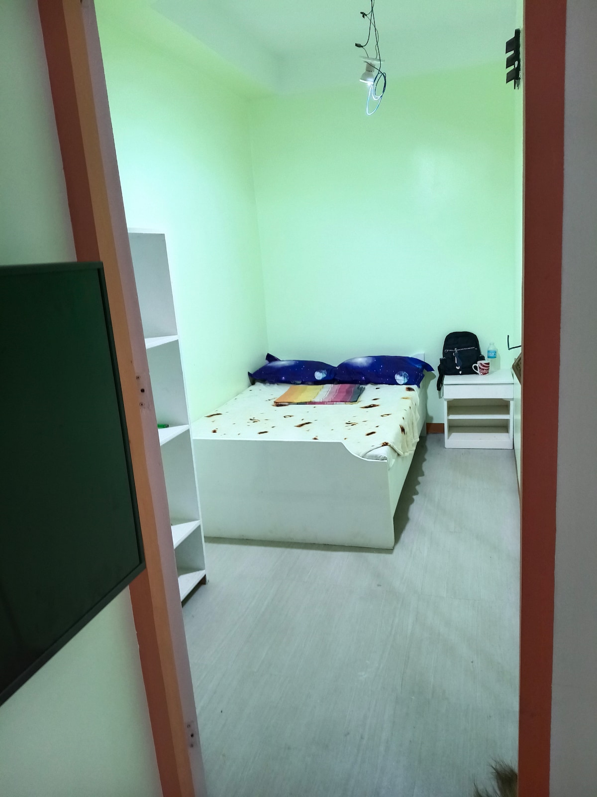 აქ არის ერთი ორმაგი საწოლი, ერთი პატარა მაგიდა და ერთი კარადა.