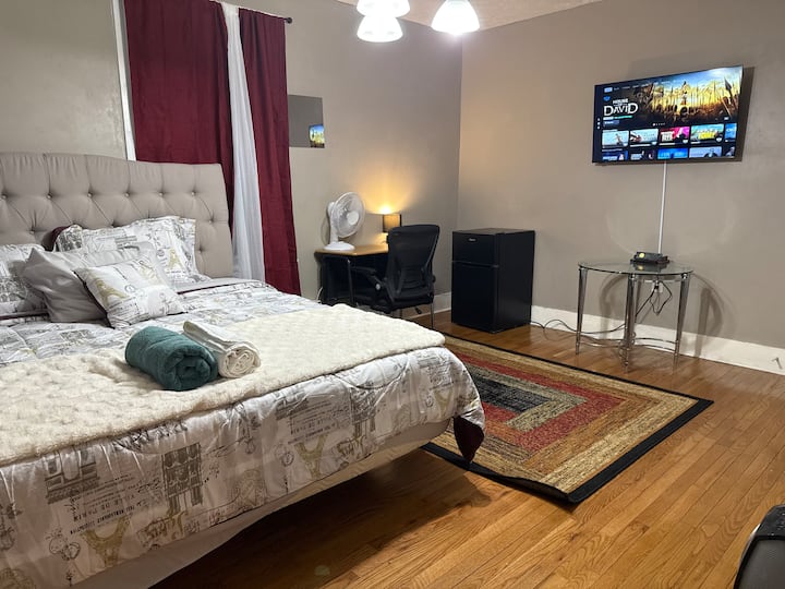 Large Master Room• Wi-fi • Free Street Parking •Ac - Bellingham, MA