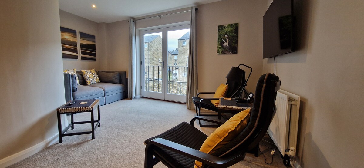 Popular Airbnb listing: Charming Cottage with Canal View and Parking in Skipton