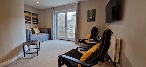 Popular Airbnb listing: Charming Cottage with Canal View and Parking in Skipton