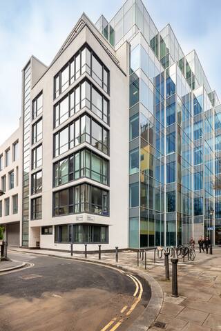 Skyline Retreat: Holborn-Covent Garden Views gallery image 5