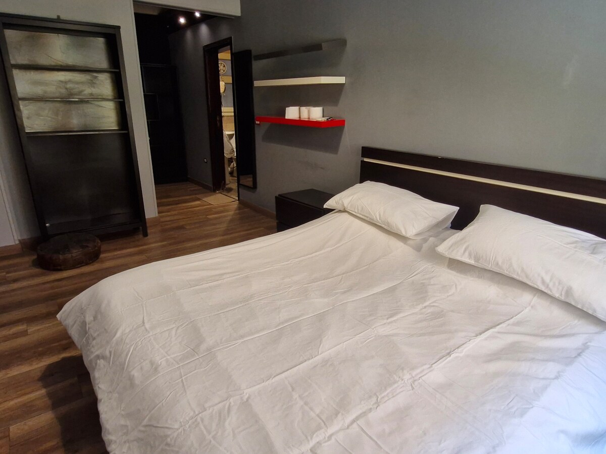 تحتوي غرفة النوم الرئيسية على منطقة خزانة مخصصة وحمام داخلي مع دش. يمكنك طلب بطانيات إضافية. يوجد مكيف/سخان ومصاريع.