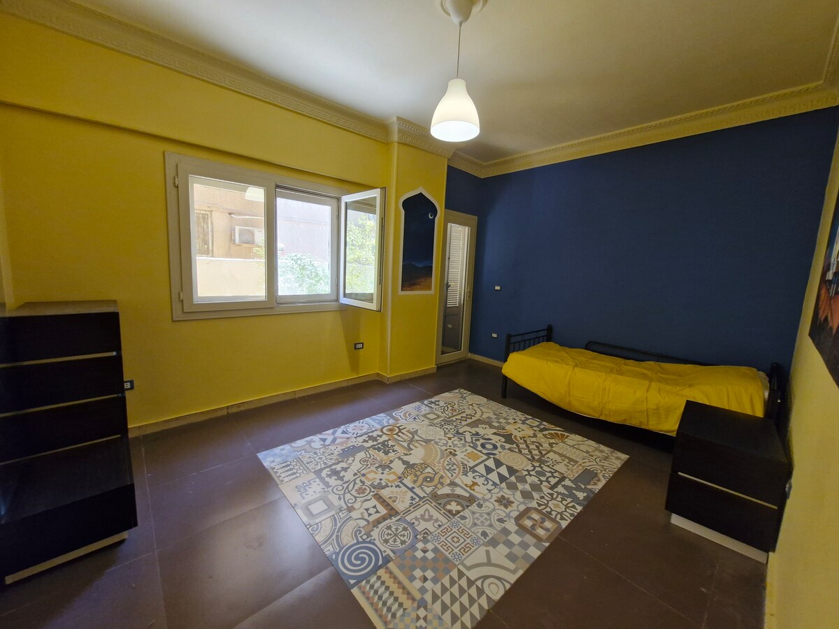 هناك مصاريع ويمكنك طلب مروحة أو بطانيات إضافية لهذه الغرفة.