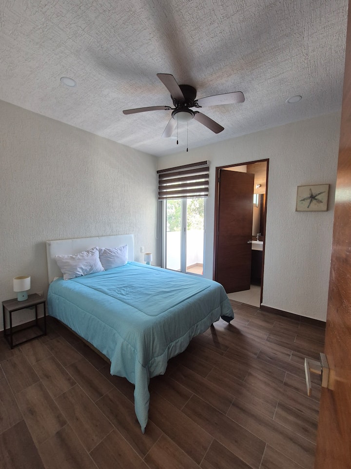 Spavaća soba 1 ima ugodnu terasu, idealnu za izlazak i hlađenje kad god poželite

