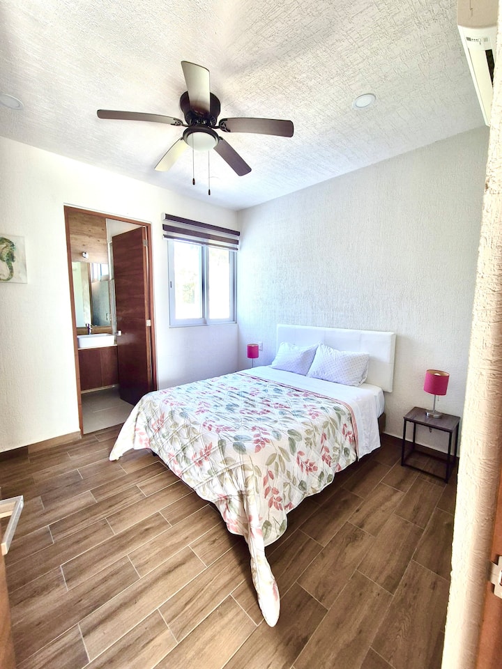 Spavaća soba 2 ima bračni krevet i vlastitu kupaonicu.

