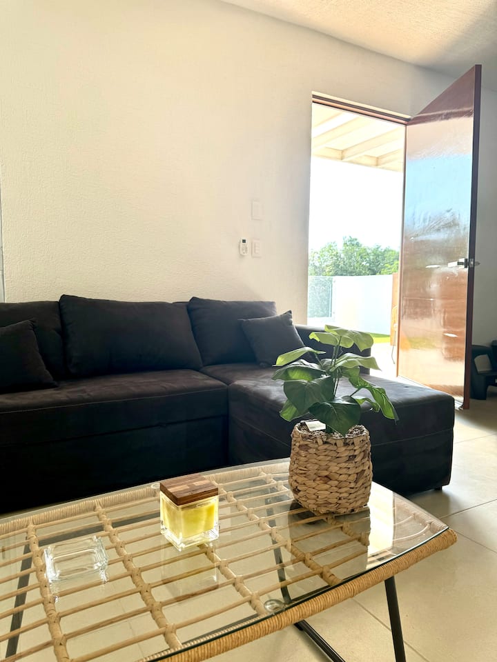 Naša soba ima kauč na razvlačenje.