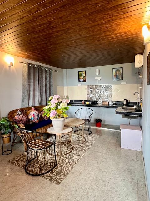 Sunrise Over Flowers 3BR with Terrace and Garden