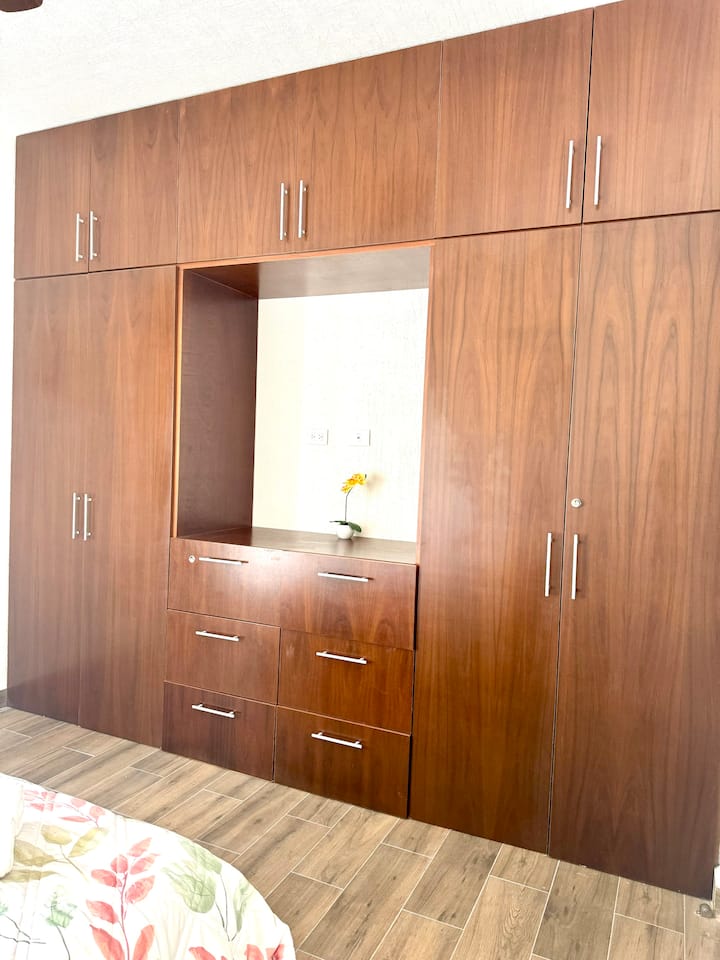 Veľké skrine v celom apartmáne.