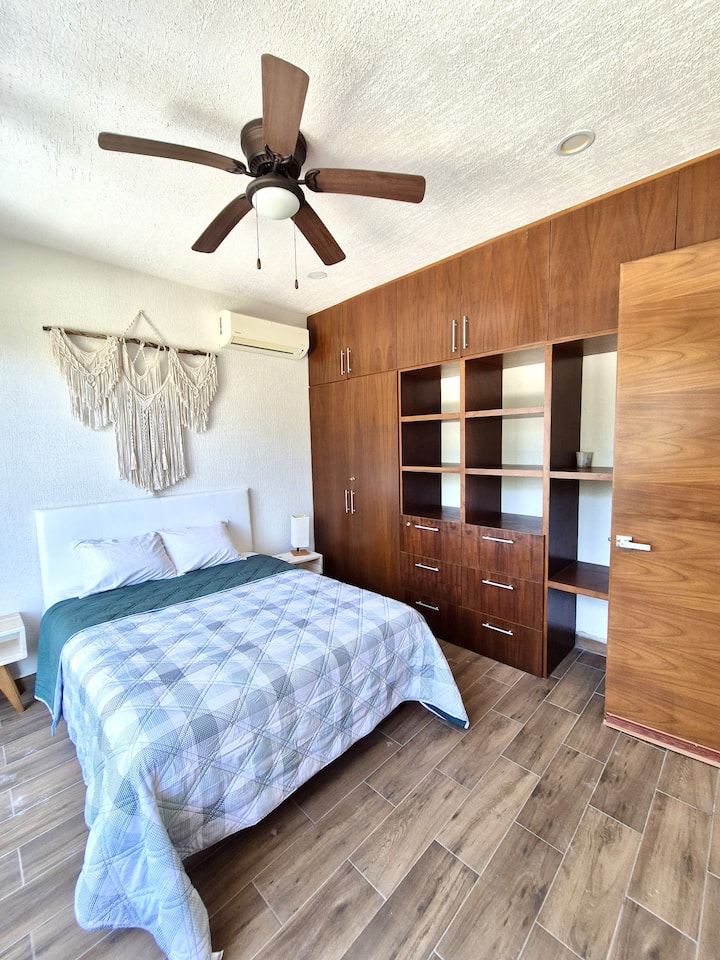 Hlavná spálňa má veľkú skriňu a klimatizáciu.