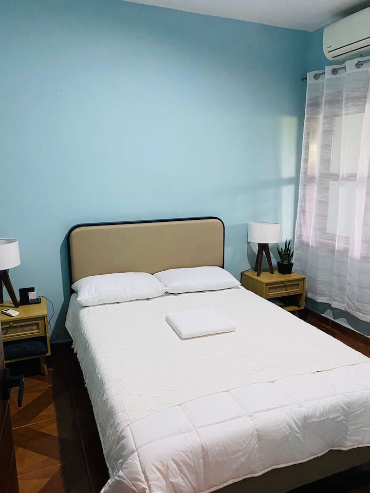 تحتوي كل غرفة على مكيف هواء، حتى تتمكن من الاسترخاء بشكل جيد 