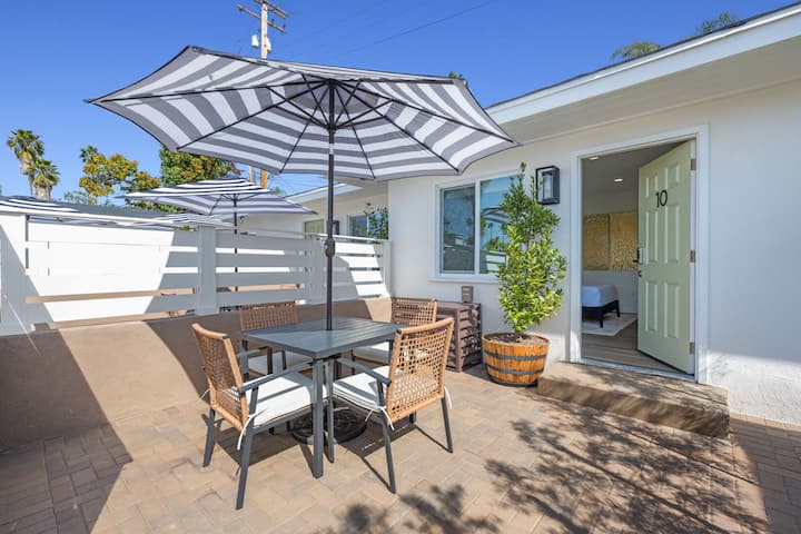 Bungalow 10 - Premium Deluxe King Studio + Patio - Carlsbad, CA
