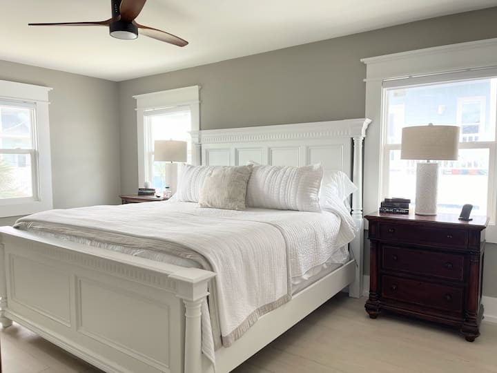 Primárna priestranná spálňa má manželskú posteľ a veľa extra miesta. Svetlo v tejto izbe je obzvlášť krásne.