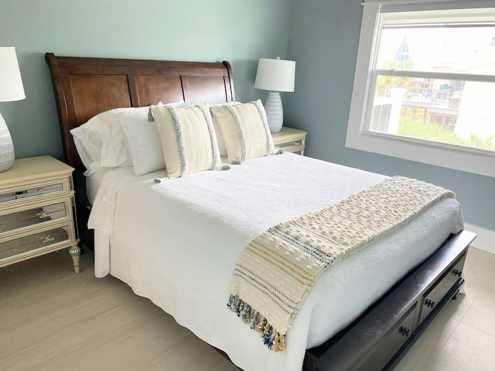 V tejto izbe je krásne svetlo. Táto izba pre hostí má manželskú posteľ.