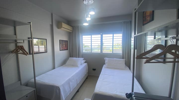 El dormitorio 3 tiene dos camas individuales, aire acondicionado, persiana opaca, dos armarios y vistas al mar. 