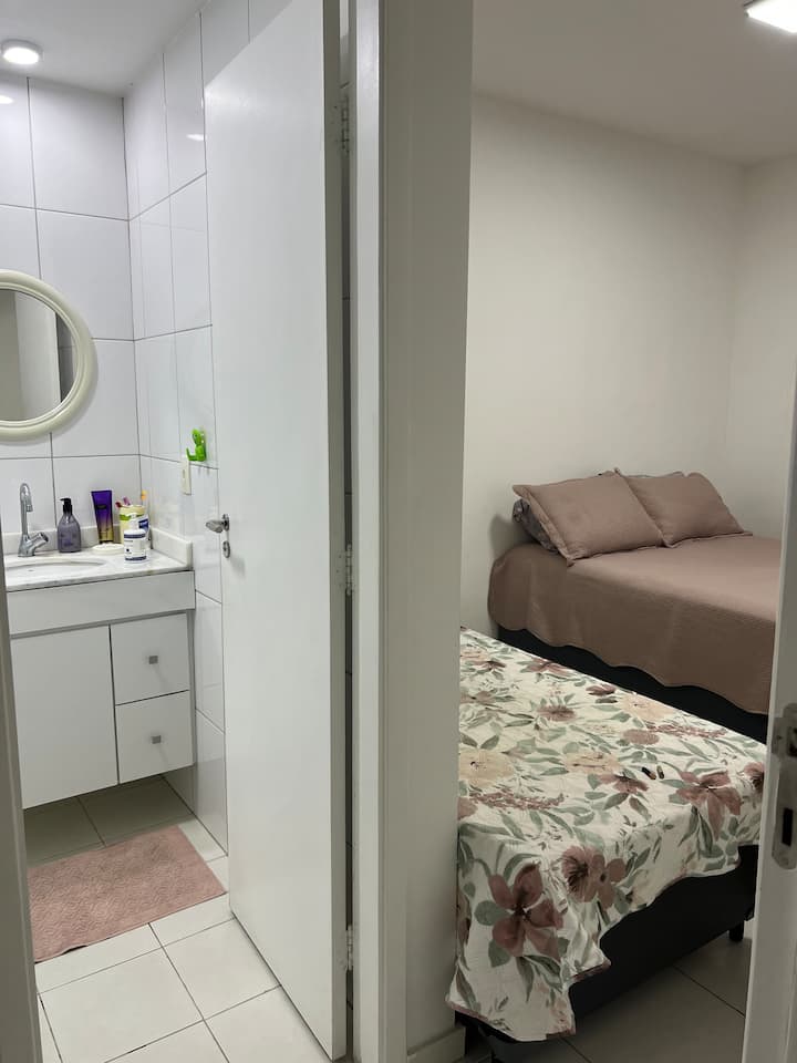 Suite avec vue sur l'océan et salle de bain fonctionnelle