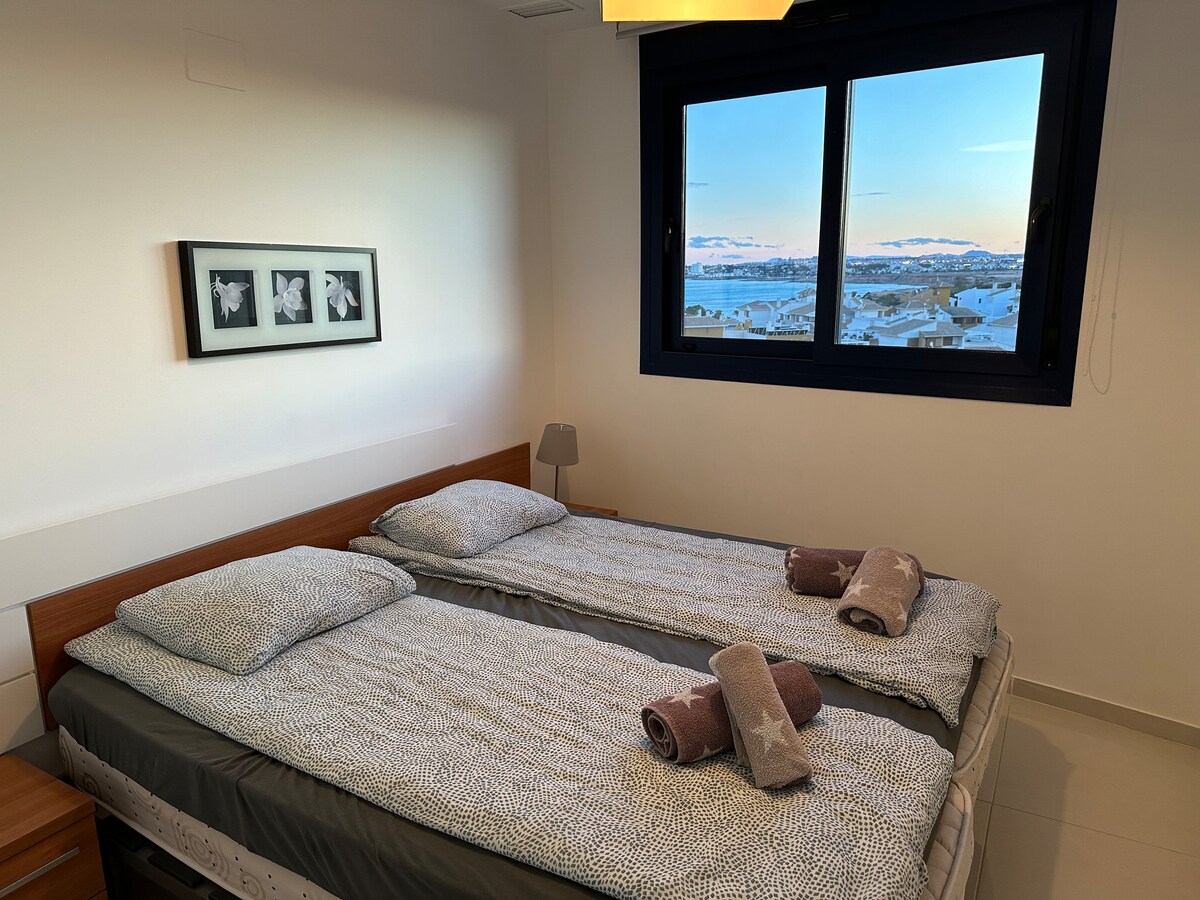 חדר שינה נוח ושקט – מושלם לילדים, חברים או אורחים נוספים.
ניתן לפצל מיטה זוגית לשתי מיטות יחיד.